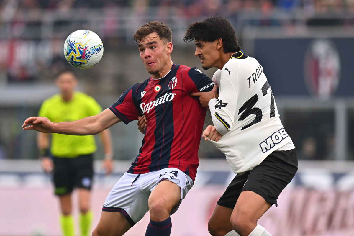 BOLOGNA, ITALY - FEBRUARY 08: Thijs Dallinga of Bologna FC competes for the ball with Mariano Troilo of Parma Calcio during the Serie A match between Bologna FC 1909 and Parma Calcio 1913 at Renato Dall'Ara Stadium on February 08, 2026 in Bologna, Italy. (Photo by Alessandro Sabattini/Getty Images)