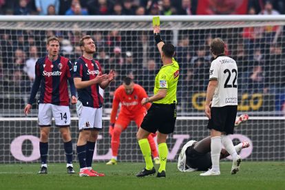 BOLOGNA, ITALY - FEBRUARY 08: Referee Giuseppe Collu shows the yellow card to Tommaso Pobega of Bologna FC during the Serie A match between Bologna FC 1909 and Parma Calcio 1913 at Renato Dall'Ara Stadium on February 08, 2026 in Bologna, Italy. (Photo by Alessandro Sabattini/Getty Images)