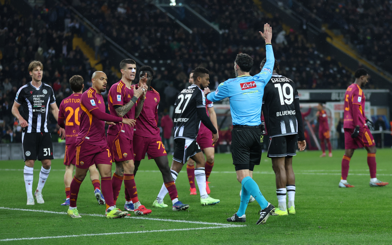 UDINE, ITALY - FEBRUARY 02: Roma players surround the referee after Cristante's goal is ruled out during the Serie A match between Udinese Calcio and AS Roma at Stadio Friuli on February 02, 2026 in Udine, Italy. (Photo by Timothy Rogers/Getty Images)