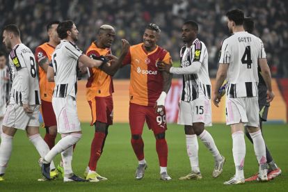 TURIN, ITALY - FEBRUARY 25: Victor Osimhen of Galatasaray reacts against Federico Gatti of Juventus FC during the UEFA Champions League 2025/26 League Knockout Play-off Second Leg match between Juventus and Galatasaray A.S. at Juventus Stadium on February 25, 2026 in Turin, Italy. (Photo by Stefano Guidi/Getty Images)