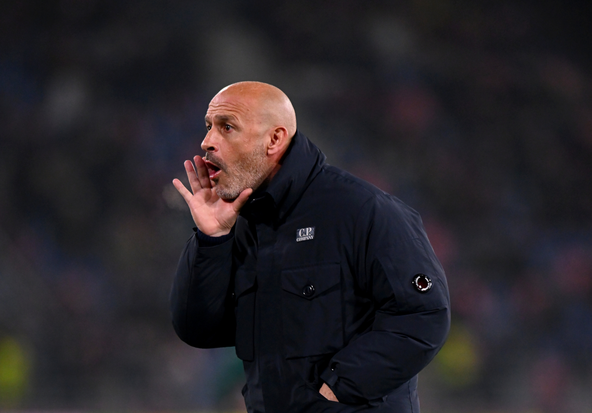 BOLOGNA, ITALY - FEBRUARY 26: Vincenzo Italiano, Head Coach of Bologna, speaks to his players during warm up prior to the UEFA Europa League 2025/26 Knockout Play-off Second Leg match between Bologna FC 1909 and SK Brann at Stadio Renato Dall'Ara on February 26, 2026 in Bologna, Italy. (Photo by Alessandro Sabattini/Getty Images)
