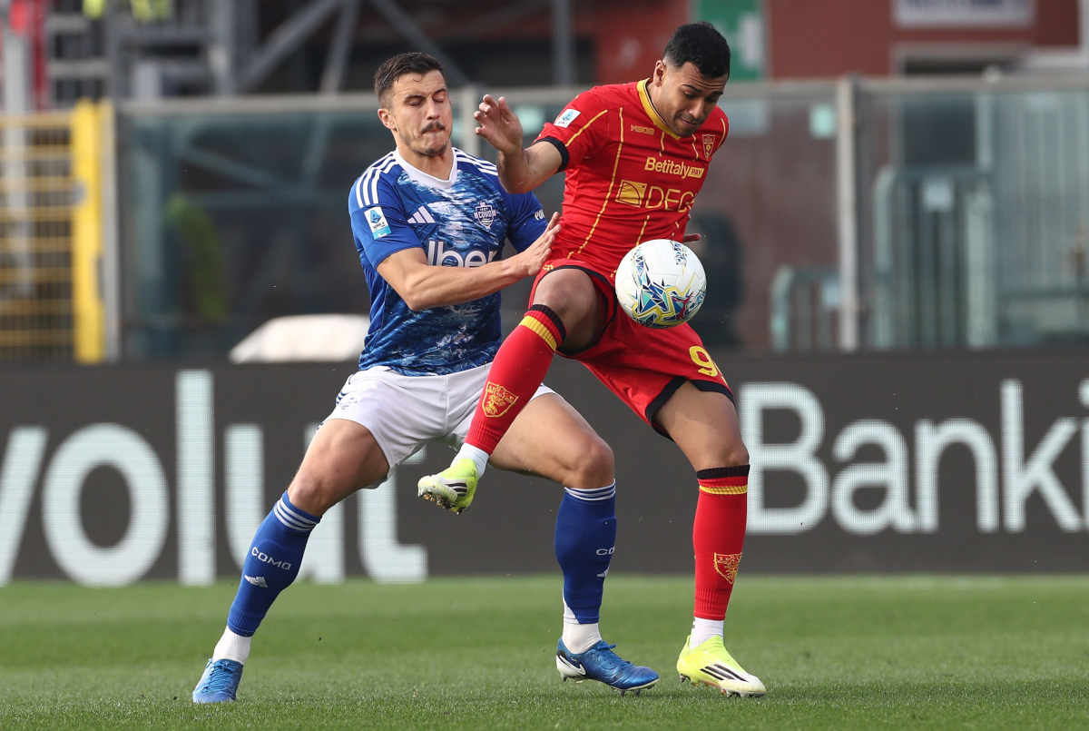 COMO, ITALY - FEBRUARY 28: Walid Cheddira of US Lecce competes for the ball with Marc Olivier Kenpf of Como 1907 during the Serie A match between Como 1907 and US Lecce at Giuseppe Sinigaglia Stadium on February 28, 2026 in Como, Italy. (Photo by Marco Luzzani/Getty Images)