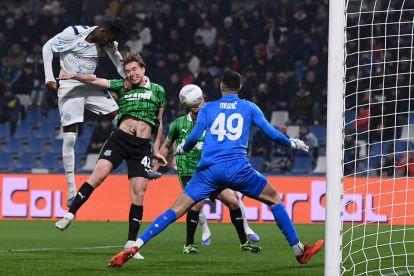 SASSUOLO, ITALY - FEBRUARY 08: Yann Bisseck of FC Internazionale scores the opening goal during the Serie A match between US Sassuolo Calcio and FC Internazionale at Mapei Stadium Citta del Tricolore on February 08, 2026 in Sassuolo, Italy. (Photo by Alessandro Sabattini/Getty Images)
