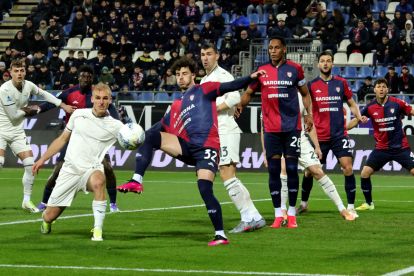 CAGLIARI, ITALY - FEBRUARY 21: Zè Pedro of Cagliari in contrast with Gustav Isaksen during the Serie A match between Cagliari Calcio and SS Lazio at Stadio Sant'Elia on February 21, 2026 in Cagliari, Italy. (Photo by Enrico Locci/Getty Images)