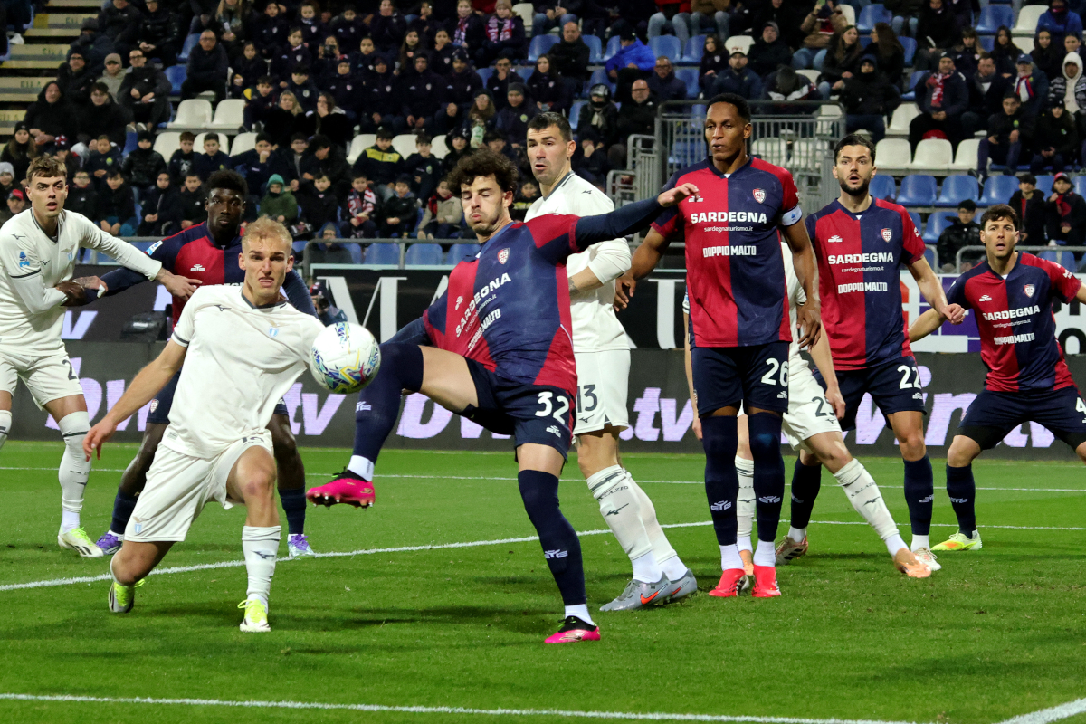 CAGLIARI, ITALY - FEBRUARY 21: Zè Pedro of Cagliari in contrast with Gustav Isaksen during the Serie A match between Cagliari Calcio and SS Lazio at Stadio Sant'Elia on February 21, 2026 in Cagliari, Italy. (Photo by Enrico Locci/Getty Images)