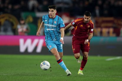 ROME, ITALY - FEBRUARY 09: Zeki Celik of AS Roma competes for the ball with Adam Obert of Cagliari Calcio during the Serie A match between AS Roma and Cagliari Calcio at Stadio Olimpico on February 09, 2026 in Rome, Italy. (Photo by Paolo Bruno/Getty Images)