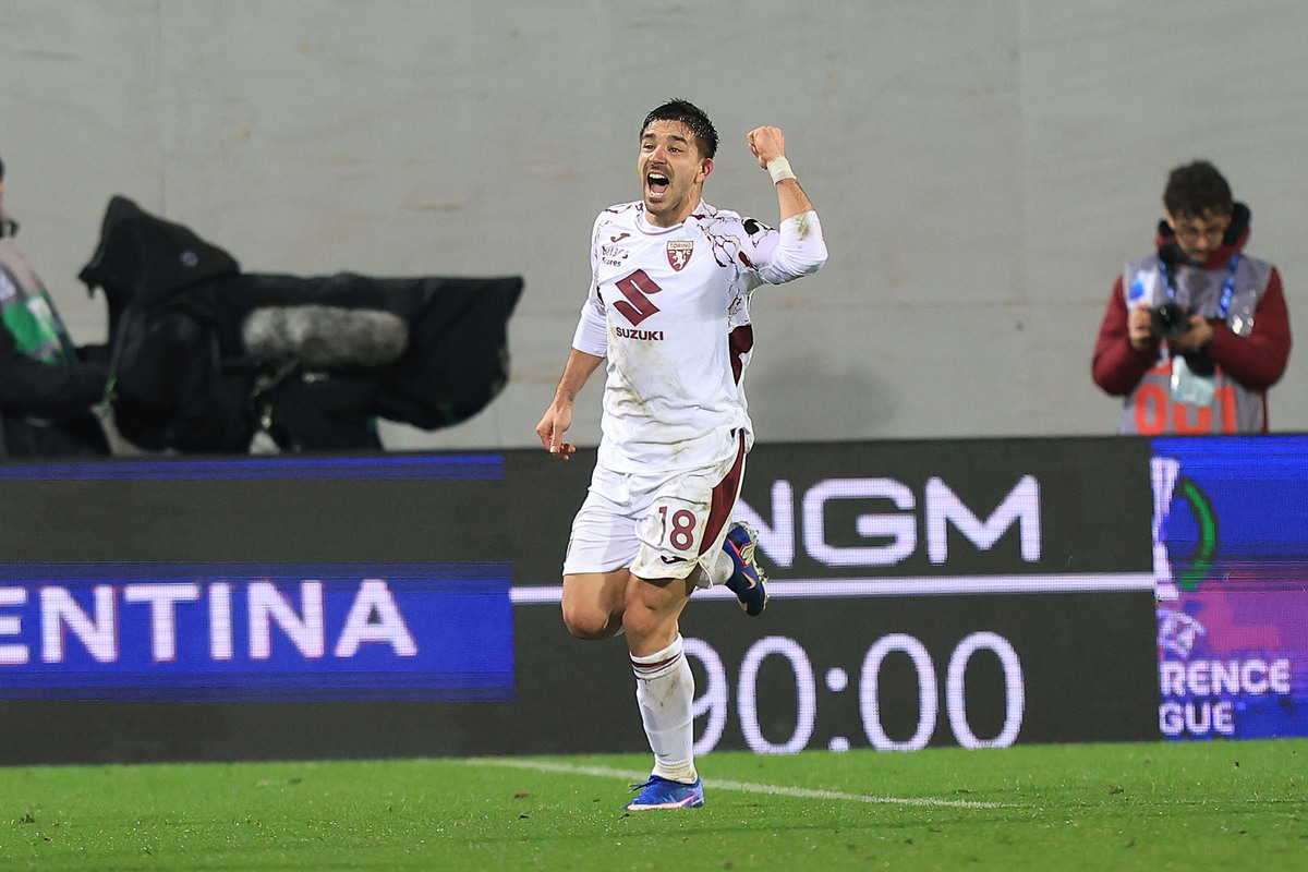 FLORENCE, ITALY - FEBRUARY 7: Giovanni Simeone of Torino FC celebrates after scoring a goal during the Serie A match between ACF Fiorentina and Torino FC at Artemio Franchi on February 7, 2026 in Florence, Italy. (Photo by Gabriele Maltinti/Getty Images)