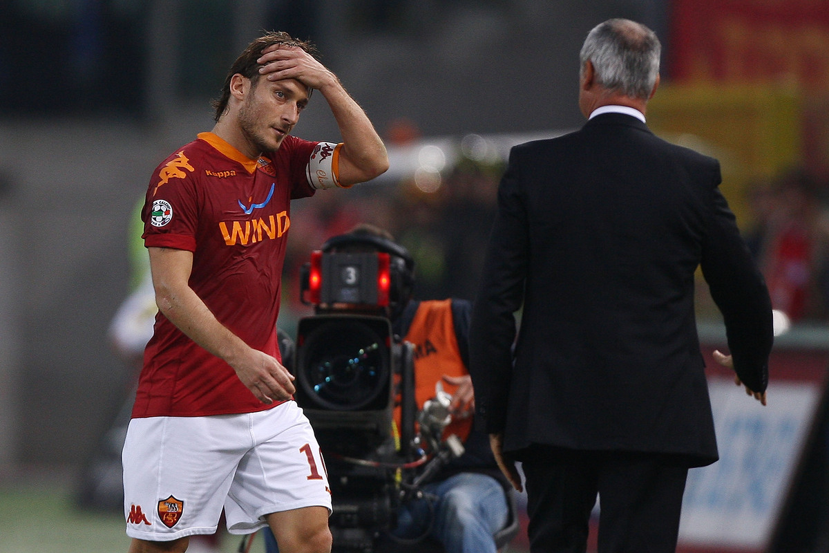 ROME, ITALY - NOVEMBER 22:  Francesco Totti( L) and Claudio Ranieri the coach of AS Roma look them during the Serie A match between Roma and Bari at Stadio Olimpico on November 22, 2009 in Rome, Italy.  (Photo by Paolo Bruno/Getty Images)