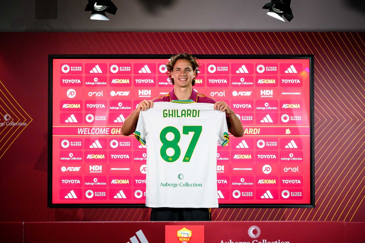 Daniele Ghilardi poses with the Roma away shirt after signing his contract with the Giallorossi (asroma.com).
