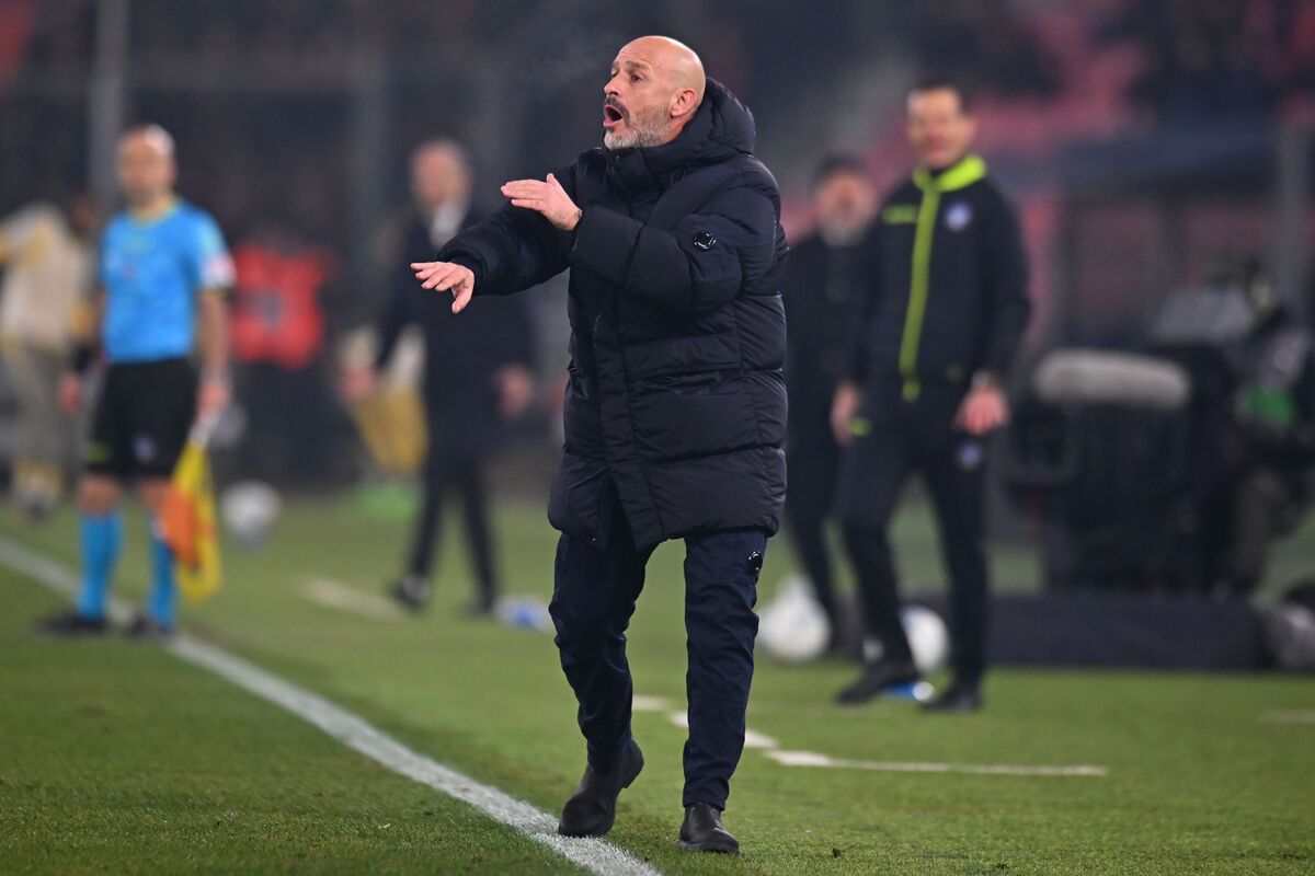 BOLOGNA, ITALY - FEBRUARY 03:  Vincnzo Italiano head coach of Bologna FC during the Serie A match between Bologna FC 1909 and AC Milan at Renato Dall'Ara Stadium on February 03, 2026 in Bologna, Italy. (Photo by Alessandro Sabattini/Getty Images)