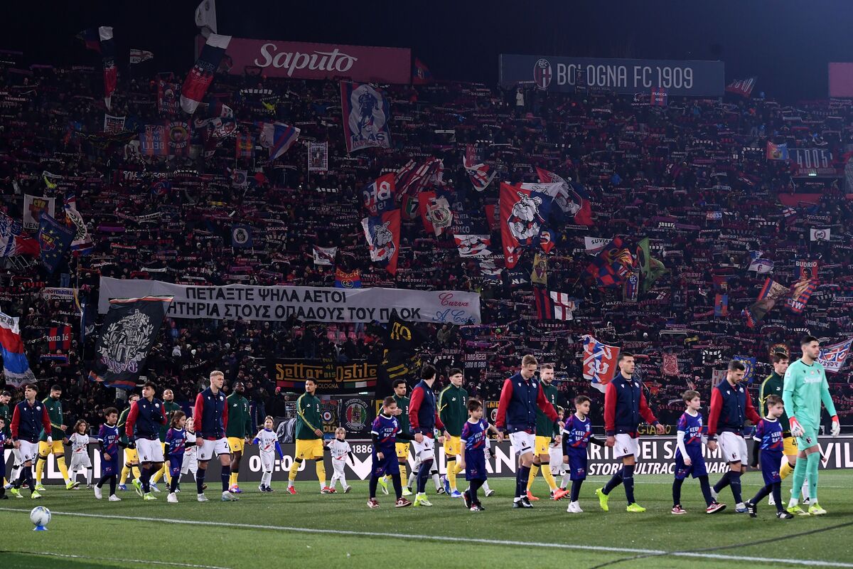 BOLOGNA, ITALY - FEBRUARY 03: Fans of Bologna during the Serie A match between Bologna FC 1909 and AC Milan at Renato Dall'Ara Stadium on February 03, 2026 in Bologna, Italy. (Photo by Alessandro Sabattini/Getty Images)
