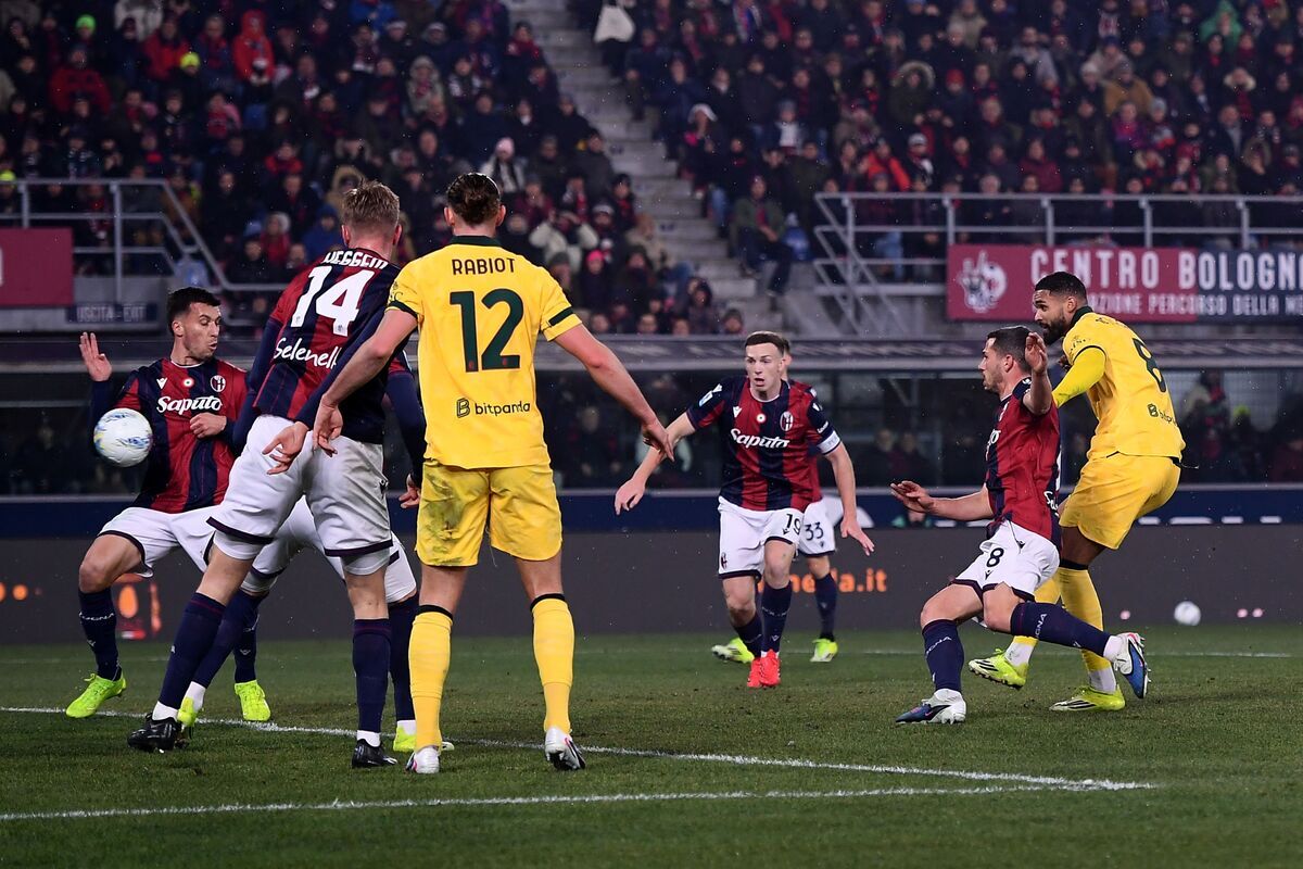 BOLOGNA, ITALY - FEBRUARY 03: Ruben Loftus-Cheek of AC Milan scores the opening goal during the Serie A match between Bologna FC 1909 and AC Milan at Renato Dall'Ara Stadium on February 03, 2026 in Bologna, Italy. (Photo by Alessandro Sabattini/Getty Images)
