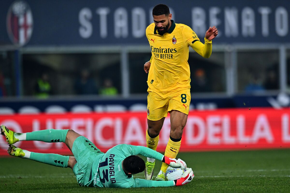 BOLOGNA, ITALY - FEBRUARY 03: Ruben Loftus-Cheek of AC Milan competes for the ball with Federico Ravaglia of Bologna FC during the Serie A match between Bologna FC 1909 and AC Milan at Renato Dall'Ara Stadium on February 03, 2026 in Bologna, Italy. (Photo by Alessandro Sabattini/Getty Images)