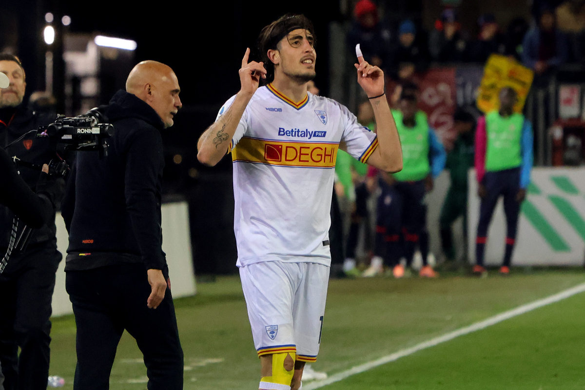 CAGLIARI, ITALY - FEBRUARY 16: Omri Gandelman of Lecce celebrates his goal 0-1 during the Serie A match between Cagliari Calcio and US Lecce at Stadio Sant'Elia on February 16, 2026 in Cagliari, Italy. (Photo by Enrico Locci/Getty Images)
