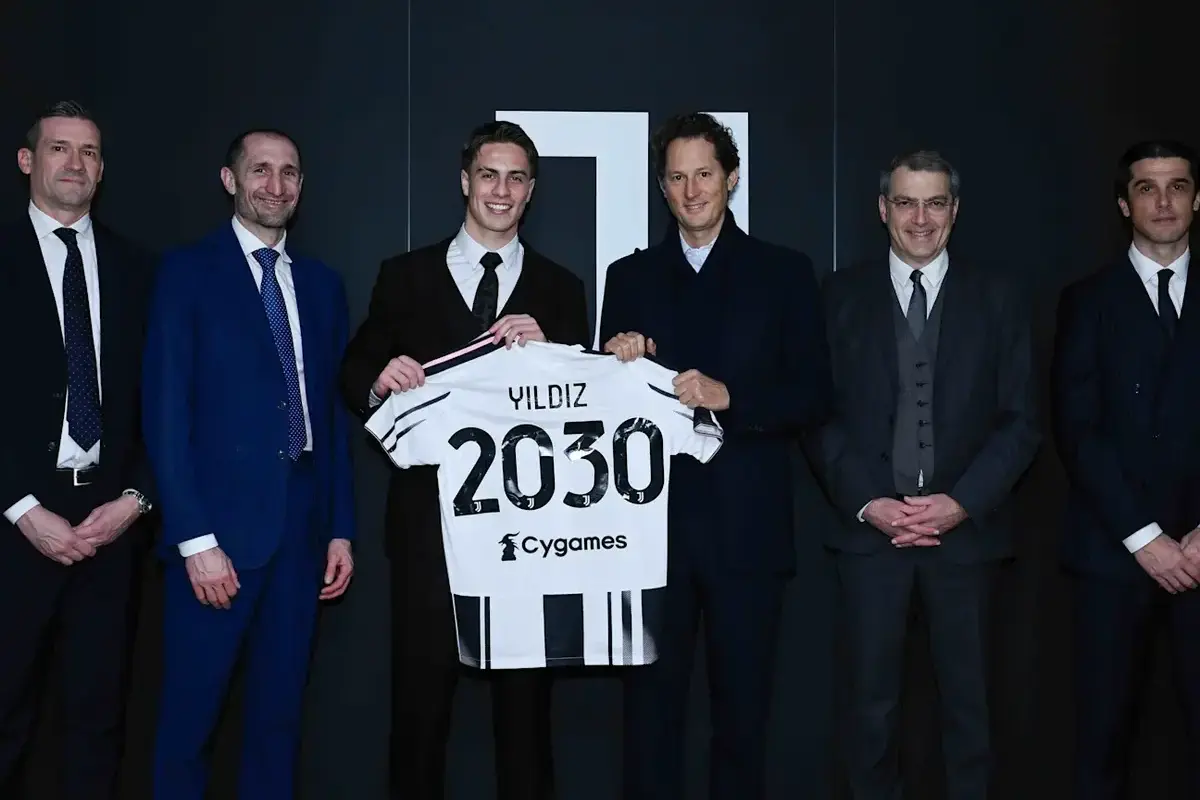 Official: Kenan Yildiz signs a new contract extension with Juventus until 2030 (also pictured: Marco Ottolini, Giorgio Chiellini, John Elkann, Damien Comolli and Francois Modesto). Picture via www.juventus.com