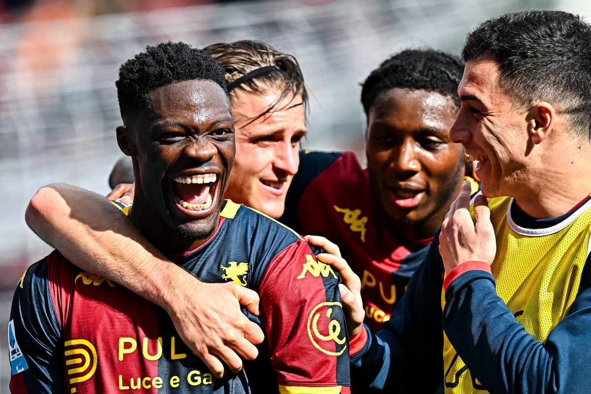 GENOA, ITALY - FEBRUARY 22: Caleb Ekuban of Genoa (left) celebrates with his team-mates Lorenzo Colombo, Brooke Norton Cuffy and Patrizio Masini after scoring a goal during the Serie A match between Genoa CFC and Torino FC at Stadio Luigi Ferraris on February 22, 2026 in Genoa, Italy. (Photo by Simone Arveda/Getty Images)