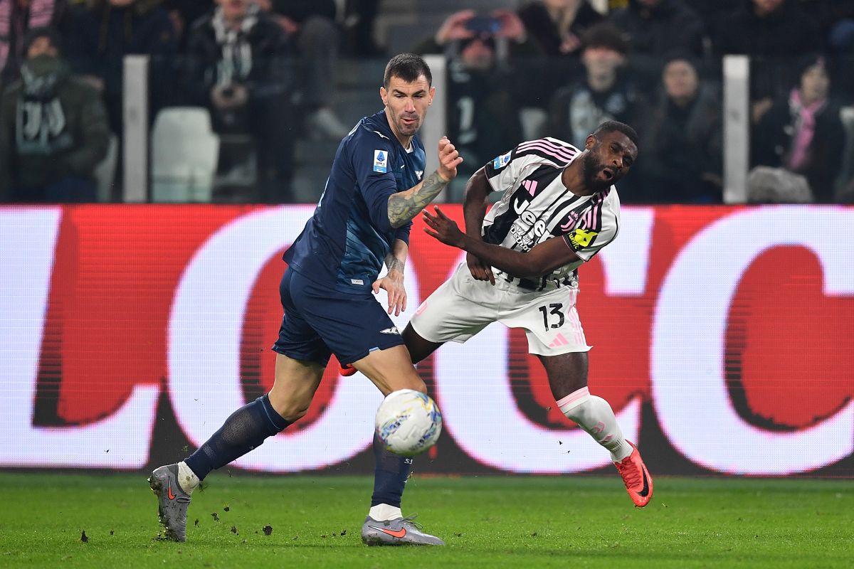 TURIN, ITALY - FEBRUARY 08: Jeremie Boga of Juventus FC clashes with Alessio Romagnoli of SS Lazio during the Serie A match between Juventus FC and SS Lazio at Allianz Stadium on February 8, 2026 in Turin, Italy. (Photo by Valerio Pennicino/Getty Images)