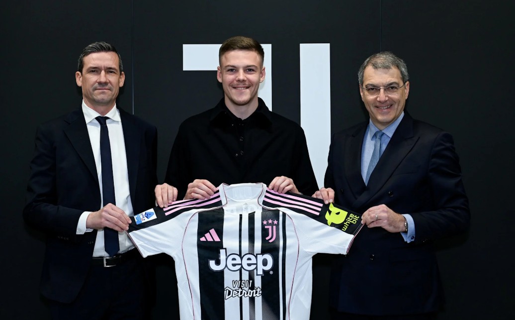 Emil Holm poses with the Juventus shirt alongside Marco Ottolini (left) and Damien Comolli (right) - via juventus.com.