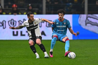 PARMA, ITALY - FEBRUARY 27: Emanuele Valeri of Parma Calcio competes for the ball with Zé Pedro of Cagliari Calcio during the Serie A match between Parma Calcio 1913 and Cagliari Calcio at Stadio Ennio Tardini on February 27, 2026 in Parma, Italy. (Photo by Alessandro Sabattini/Getty Images)