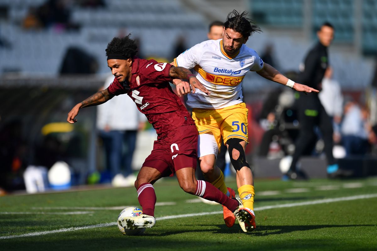 TURIN, ITALY - FEBRUARY 01: Valentino Lazaro of Torino is put under pressure by Santiago Pierotti of US Lecce during the Serie A match between Torino FC and US Lecce at Stadio Olimpico di Torino on February 01, 2026 in Turin, Italy. (Photo by Valerio Pennicino/Getty Images)