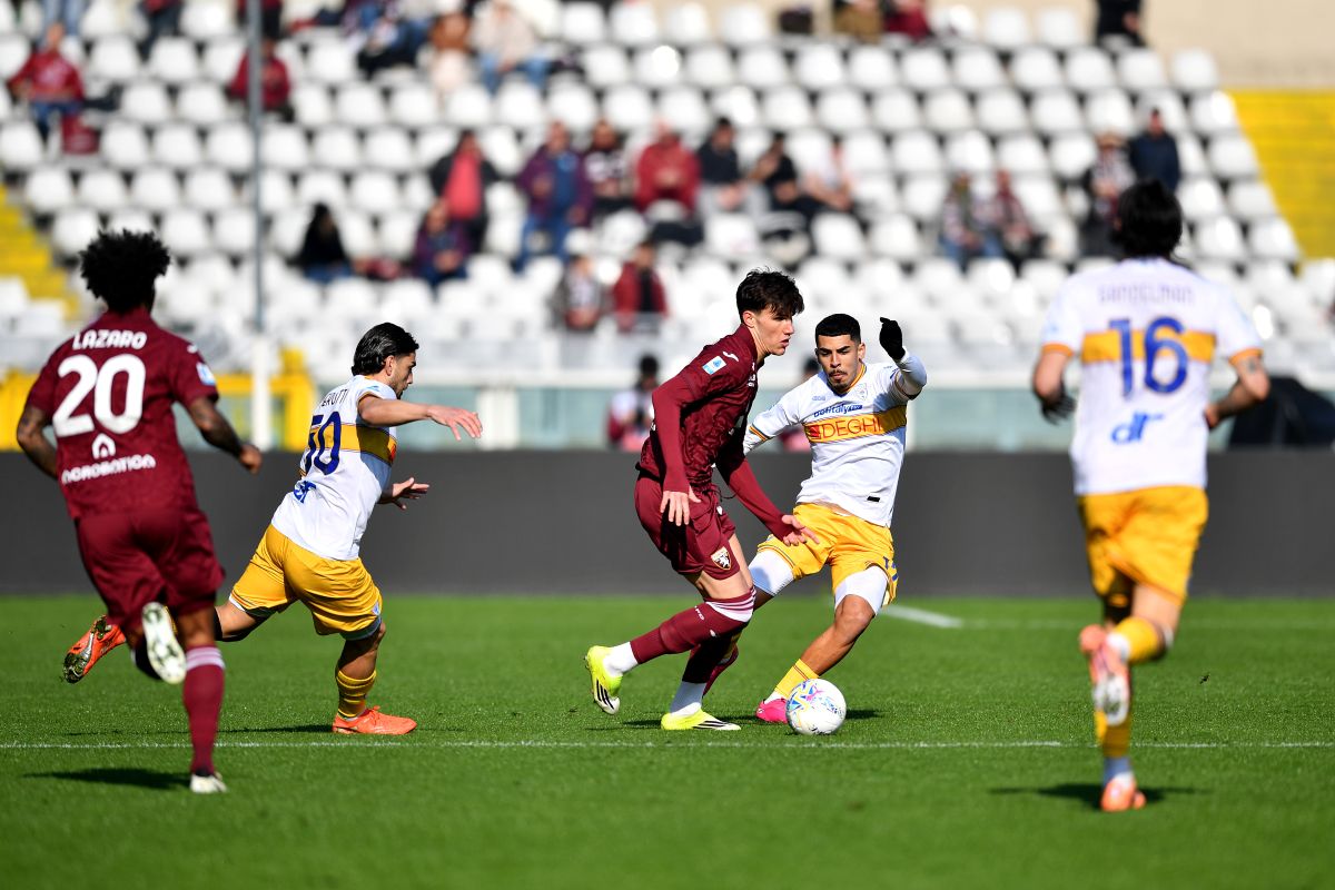 TURIN, ITALY - FEBRUARY 01: Cesare Casadei of Torino is put under pressure by Danilo Veiga of US Lecce during the Serie A match between Torino FC and US Lecce at Stadio Olimpico di Torino on February 01, 2026 in Turin, Italy. (Photo by Valerio Pennicino/Getty Images)