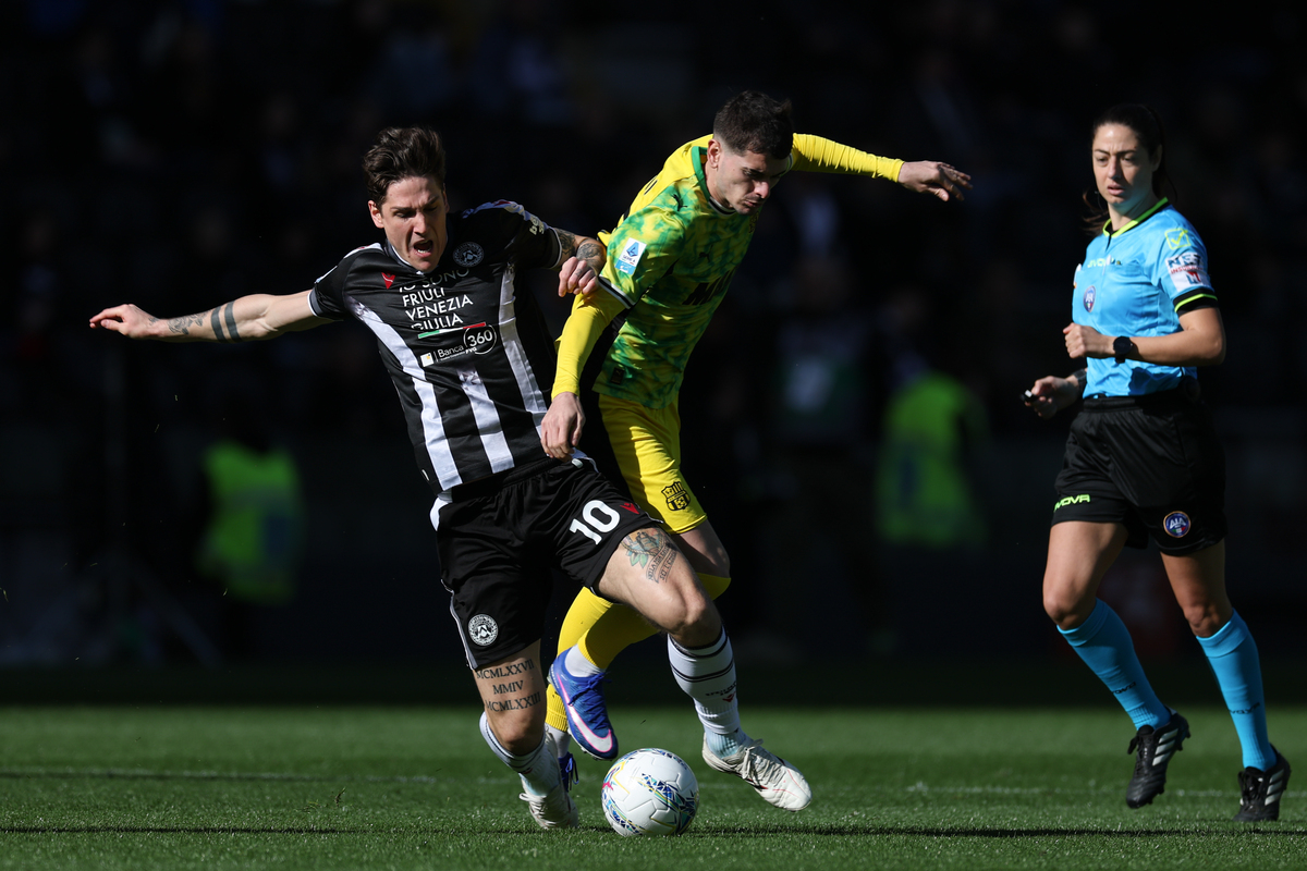 UDINE, ITALY - FEBRUARY 15: Nicolò Zaniolo of Udinese and Luca Lipani of Sassuolo in action during the Serie A match between Udinese Calcio and US Sassuolo Calcio at Stadio Friuli on February 15, 2026 in Udine, Italy. (Photo by Timothy Rogers/Getty Images)
