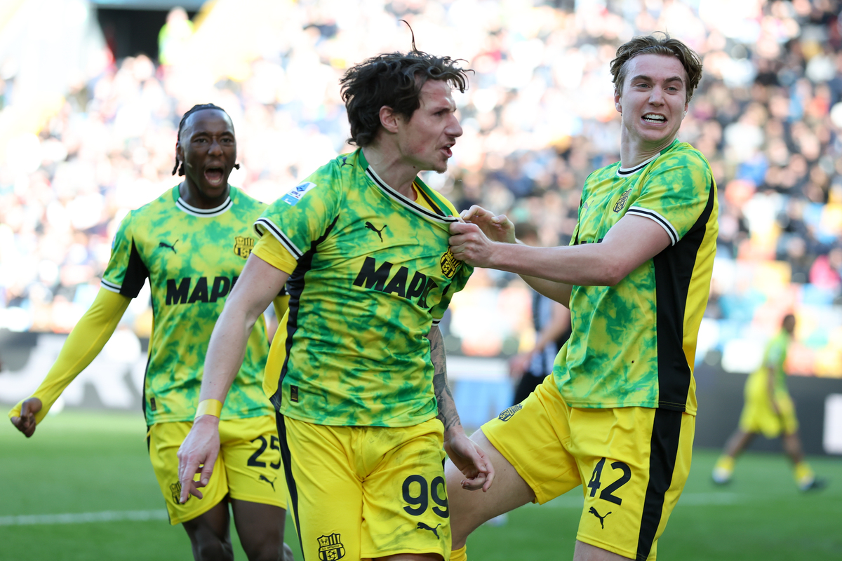 UDINE, ITALY - FEBRUARY 15: Andrea Pinamonti of Sassuolo celebrates scoring his team's second goal with teammate Kristian Thorstvedt during the Serie A match between Udinese Calcio and US Sassuolo Calcio at Stadio Friuli on February 15, 2026 in Udine, Italy. (Photo by Timothy Rogers/Getty Images)