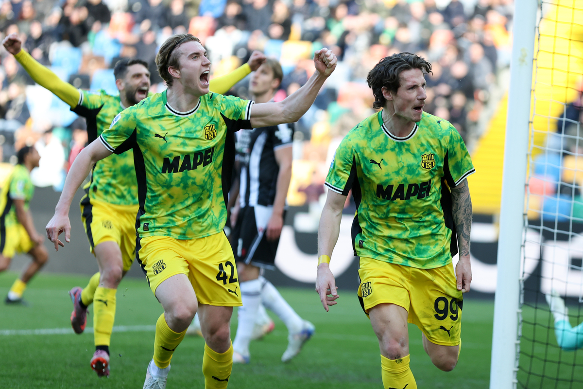 UDINE, ITALY - FEBRUARY 15: Andrea Pinamonti of Sassuolo celebrates scoring his team's second goal with teammate Kristian Thorstvedt during the Serie A match between Udinese Calcio and US Sassuolo Calcio at Stadio Friuli on February 15, 2026 in Udine, Italy. (Photo by Timothy Rogers/Getty Images)