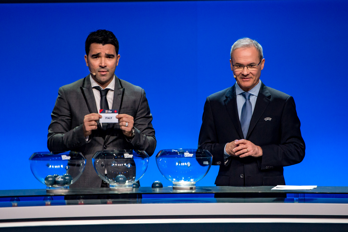 LAUSANNE, SWITZERLAND - JANUARY 24: Deco, former Brazilain football player, (L) shows the slip of Italy during the UEFA Nations League Draw 2018 at Swiss Tech Convention Center on January 24, 2018 in Lausanne, Switzerland. (Photo by Robert Hradil/Getty Images)