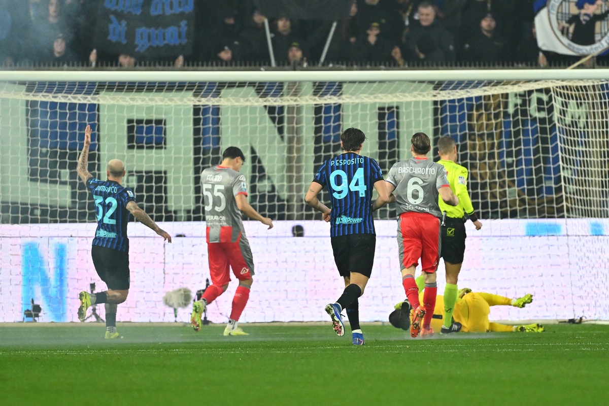 CREMONA, ITALY - FEBRUARY 01: Goalkeeper Emil Audero of US Cremonese gets stunned by a firework during the Serie A match between US Cremonese and FC Internazionale at Stadio Giovanni Zini on February 01, 2026 in Cremona, Italy. (Photo by Marco M. Mantovani/Getty Images)