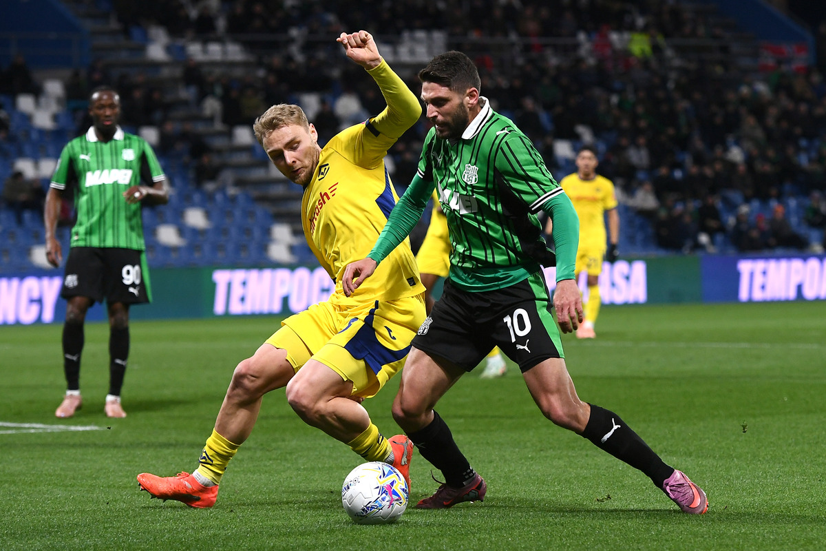 SASSUOLO, ITALY - FEBRUARY 20: Victor Nelsson of Hellas Verona competes for the ball with Domenico Berardi of US Sassuolo during the Serie A match between US Sassuolo Calcio and Hellas Verona FC at Mapei Stadium Citta del Tricolore on February 20, 2026 in Sassuolo, Italy. (Photo by Alessandro Sabattini/Getty Images)