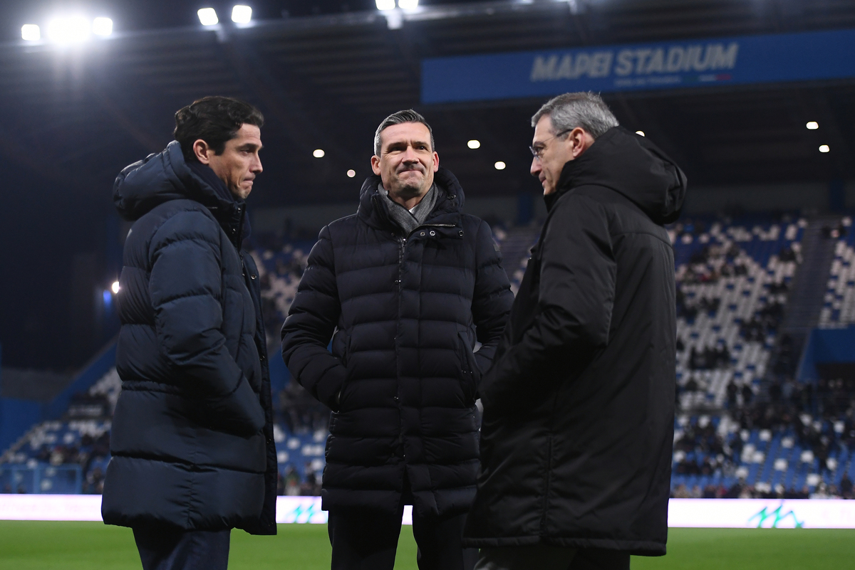 SASSUOLO, ITALY - JANUARY 06: (L-R) Francois Modesto, Juventus Technical Director, Marco Ottolini, Sporting Director of Juventus and Damien Comolli, General Manager of Juventus talk prior to the Serie A match between US Sassuolo Calcio and Juventus FC at Mapei Stadium Citta del Tricolore on January 06, 2026 in Sassuolo, Italy. (Photo by Alessandro Sabattini/Getty Images)