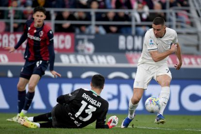 BOLOGNA, ITALY - MARCH 22: Adam Marusic of SS Lazio compete for the ball with Federico Ravaglia of Bologna FC during the Serie A match between Bologna FC 1909 and SS Lazio at Renato Dall'Ara Stadium on March 22, 2026 in Bologna, Italy. (Photo by Marco Rosi - SS Lazio/Getty Images)