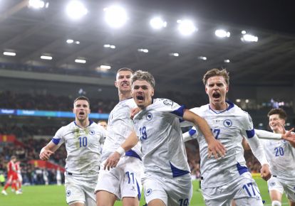 CARDIFF, WALES - MARCH 26: Edin Dzeko of Bosnia and Herzegovina celebrates scoring his team's first goal with teammate Kerim Alajbegovic during the FIFA World Cup 2026 European Qualifiers KO play-off match between Wales and Bosnia and Herzegovina at Cardiff City Stadium on March 26, 2026 in Cardiff, Wales. (Photo by Warren Little/Getty Images)