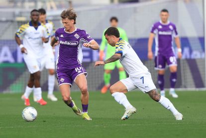 FLORENCE, ITALY - MARCH 8: Albert Gudmundsson of ACF Fiorentina battles for the ball with Gabriel Strefezza of Parma Calcio 1913 during the Serie A match between ACF Fiorentina and Parma Calcio 1913 at Artemio Franchi on March 8, 2026 in Florence, Italy. (Photo by Gabriele Maltinti/Getty Images)