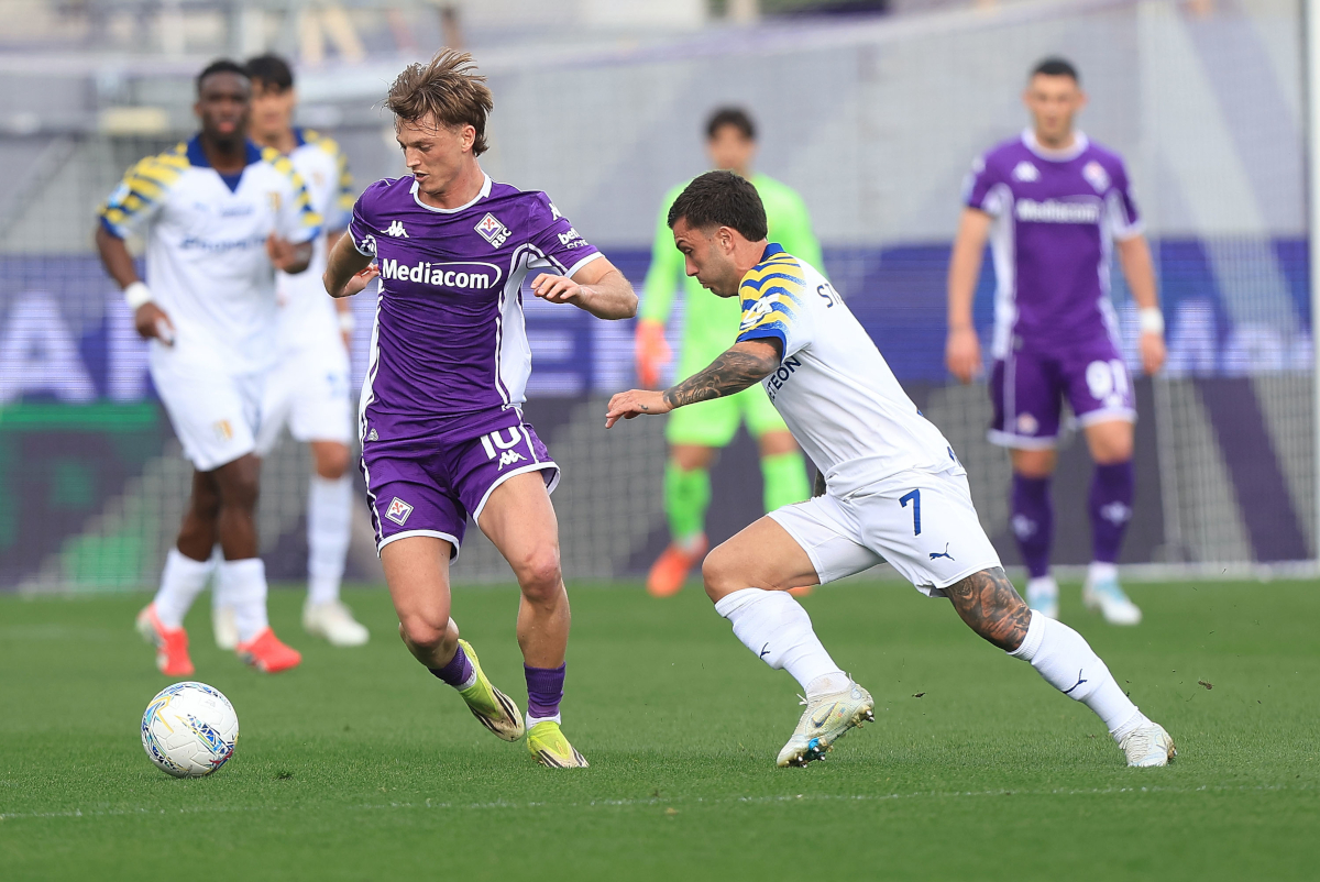 FLORENCE, ITALY - MARCH 8: Albert Gudmundsson of ACF Fiorentina battles for the ball with Gabriel Strefezza of Parma Calcio 1913 during the Serie A match between ACF Fiorentina and Parma Calcio 1913 at Artemio Franchi on March 8, 2026 in Florence, Italy. (Photo by Gabriele Maltinti/Getty Images)