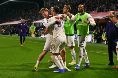 CREMONA, ITALY - MARCH 16: Albert Gudmundsson of ACF Fiorentina celebrates after scoring the 1-4 goal during the Serie A match between US Cremonese and ACF Fiorentina at Stadio Giovanni Zini on March 16, 2026 in Cremona, Italy. (Photo by Marco M. Mantovani/Getty Images)