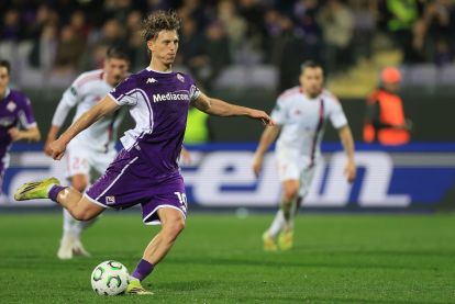 FLORENCE, ITALY - MARCH 12: Albert Gudmundsson ac f scores a goal during the UEFA Conference League 2025/26 round of 16 first leg match between ACF Fiorentina and Rakow Czestochowa at Stadio Artemio Franchi on March 12, 2026 in Florence, Italy. (Photo by Gabriele Maltinti/Getty Images)