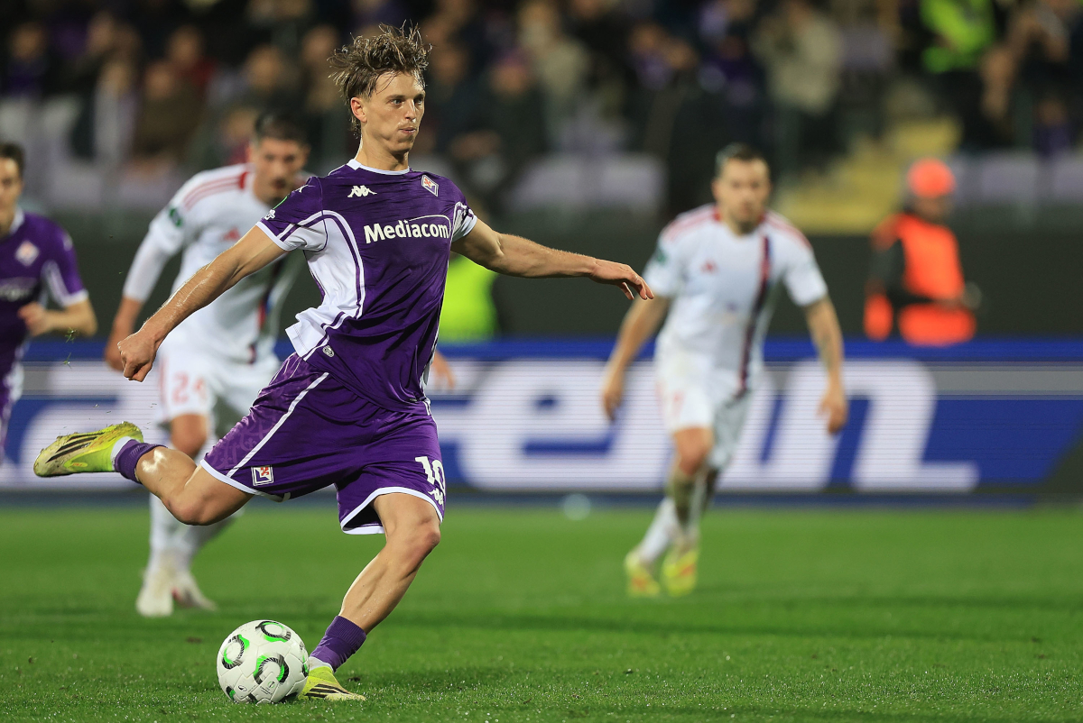 FLORENCE, ITALY - MARCH 12: Albert Gudmundsson ac f scores a goal during the UEFA Conference League 2025/26 round of 16 first leg match between ACF Fiorentina and Rakow Czestochowa at Stadio Artemio Franchi on March 12, 2026 in Florence, Italy. (Photo by Gabriele Maltinti/Getty Images)