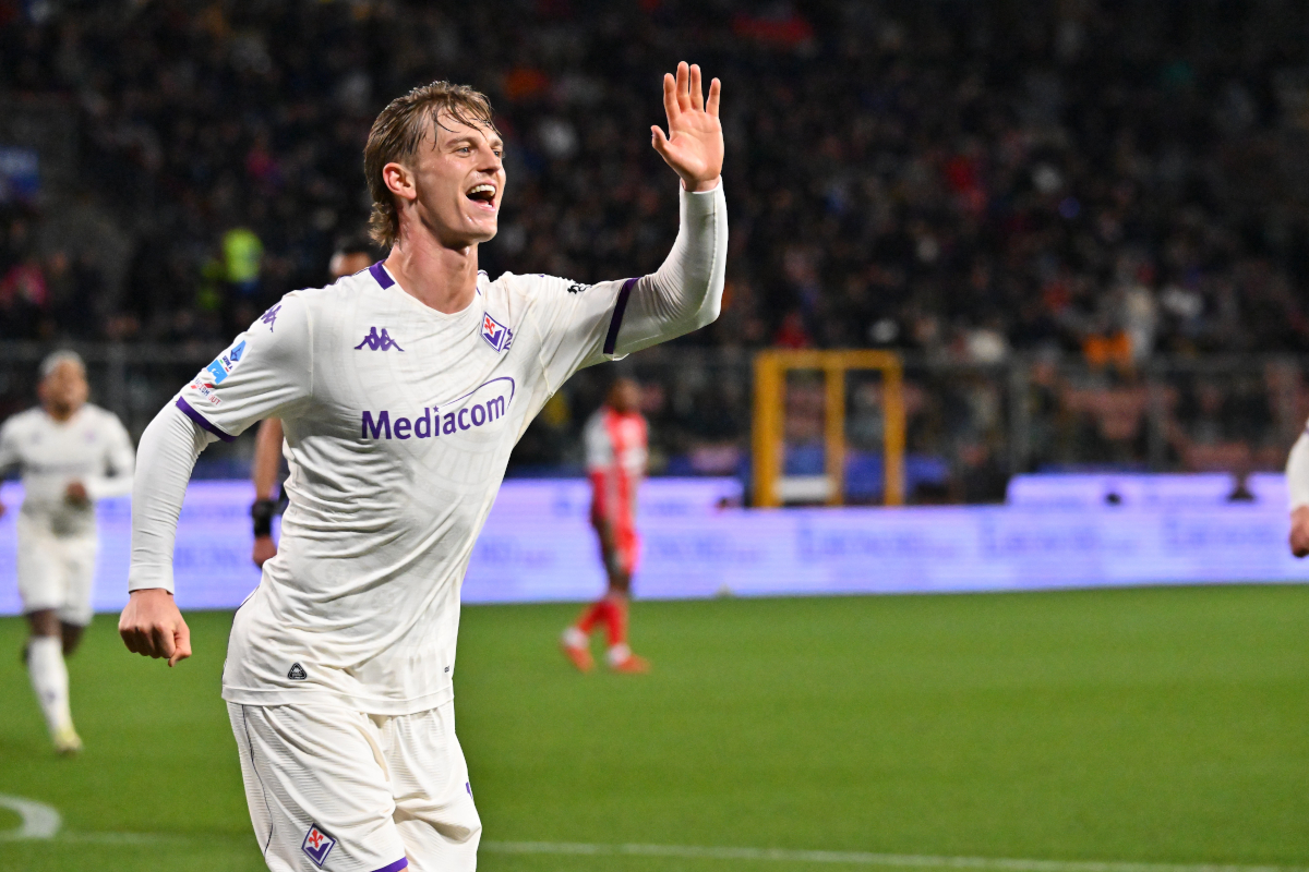 CREMONA, ITÁLIA - 16 DE MARÇO: Albert Gudmundsson da ACF Fiorentina comemora depois de marcar 1-4 durante a partida da Série A entre US Cremonese e ACF Fiorentina no Stadio Giovanni Gini em 16 de março de 2026 em Cremona, Itália. (Foto de Marco M. Mantovani/Getty Images)