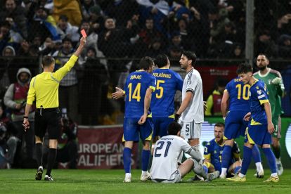 ZENICA, BOSNIA AND HERZEGOVINA - MARCH 31: The referee Clèment Turpin shows the red card to Alessandro Bastoni of Italy during the FIFA World Cup 2026 European Qualifiers KO play-offs match between Bosnia and Herzegovina and Italy at Stadion Bilino Polje on March 31, 2026 in Zenica, Bosnia and Herzegovina. (Photo by Getty Images/Getty Images)