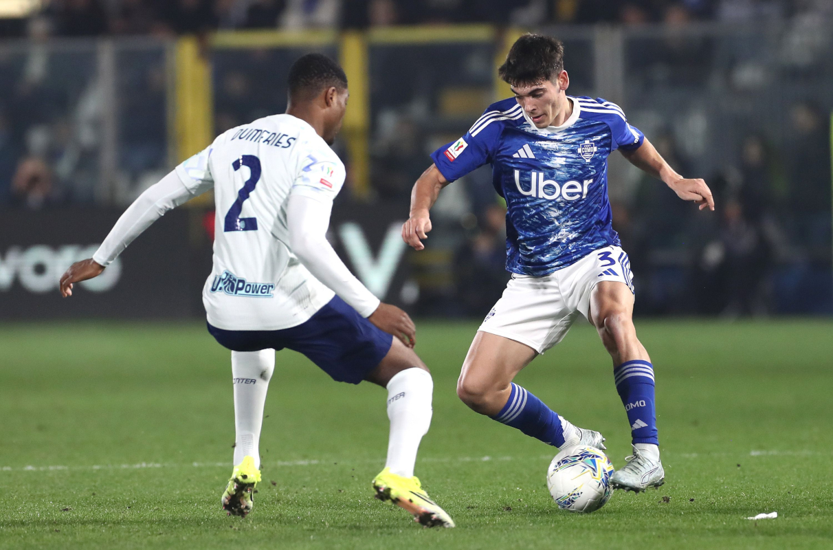 COMO, ITALY - MARCH 03: Alex Valle of Como 1907 competes for the ball with Denzel Dumfries of FC Internazionale during the Coppa Italia match between Como 1907 and FC Internazionale at Giuseppe Sinigaglia Stadium on March 03, 2026 in Como, Italy. (Photo by Marco Luzzani/Getty Images)