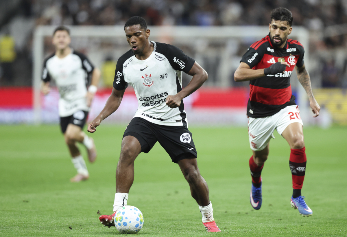 SAO PAULO, BRAZIL - MARCH 22: Andre of Corinthians controls the ball during a Brasileirao 2026 match between Corinthians and Flamengo at Neo Quimica Arena on March 22, 2026 in Sao Paulo, Brazil. (Photo by Alexandre Schneider/Getty Images)