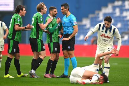 SASSUOLO, ITALY - MARCH 01: Referee Matteo Marchetti shows the red card to Andrea Pinamonti of US Sassuolo during the Serie A match between US Sassuolo Calcio and Atalanta BC at Mapei Stadium Citta del Tricolore on March 01, 2026 in Sassuolo, Italy. (Photo by Alessandro Sabattini/Getty Images)