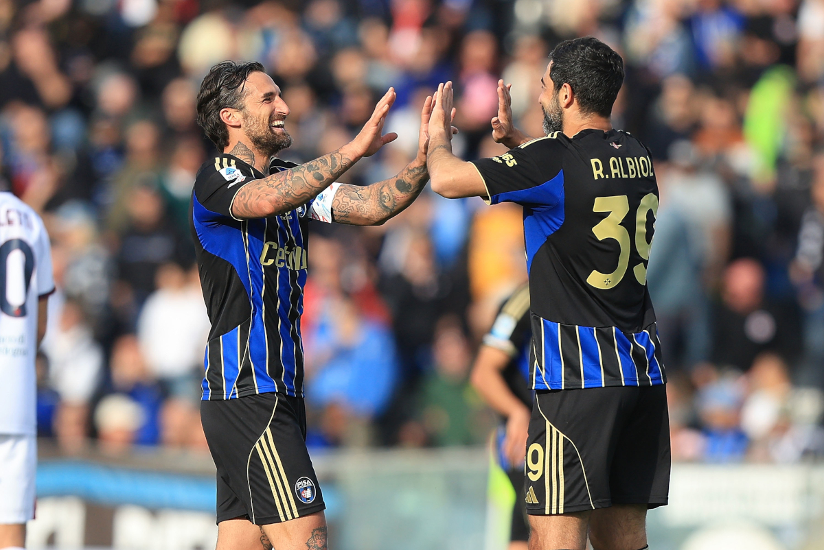 PISA, ITALY - MARCH 15: Antonio Caracciolo of Pisa Sporting Club resu with Raul Albiol of Pisa Sporting Club during the Serie A match between Pisa SC and Cagliari Calcio at Arena Garibaldi on March 15, 2026 in Pisa, Italy. (Photo by Gabriele Maltinti/Getty Images)