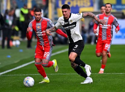 PARMA, ITALY - MARCH 21: Antonio Sanabria of Cremonese battles for possession with Lautaro Valenti of Parma Calcio 1913 during the Serie A match between Parma Calcio 1913 and US Cremonese at Stadio Ennio Tardini on March 21, 2026 in Parma, Italy. (Photo by Alessandro Sabattini/Getty Images)