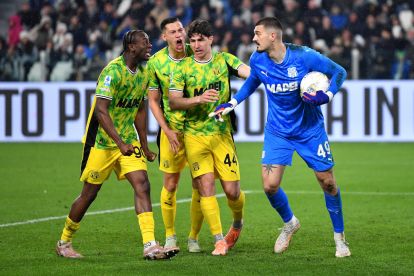 TURIN, ITALY - MARCH 21: Arijanet Muric of US Sassuolo Calcio celebrates with teammates after saving a penalty from Manuel Locatelli of Juventus during the Serie A match between Juventus FC and US Sassuolo Calcio at Allianz Stadium on March 21, 2026 in Turin, Italy. (Photo by Valerio Pennicino/Getty Images)