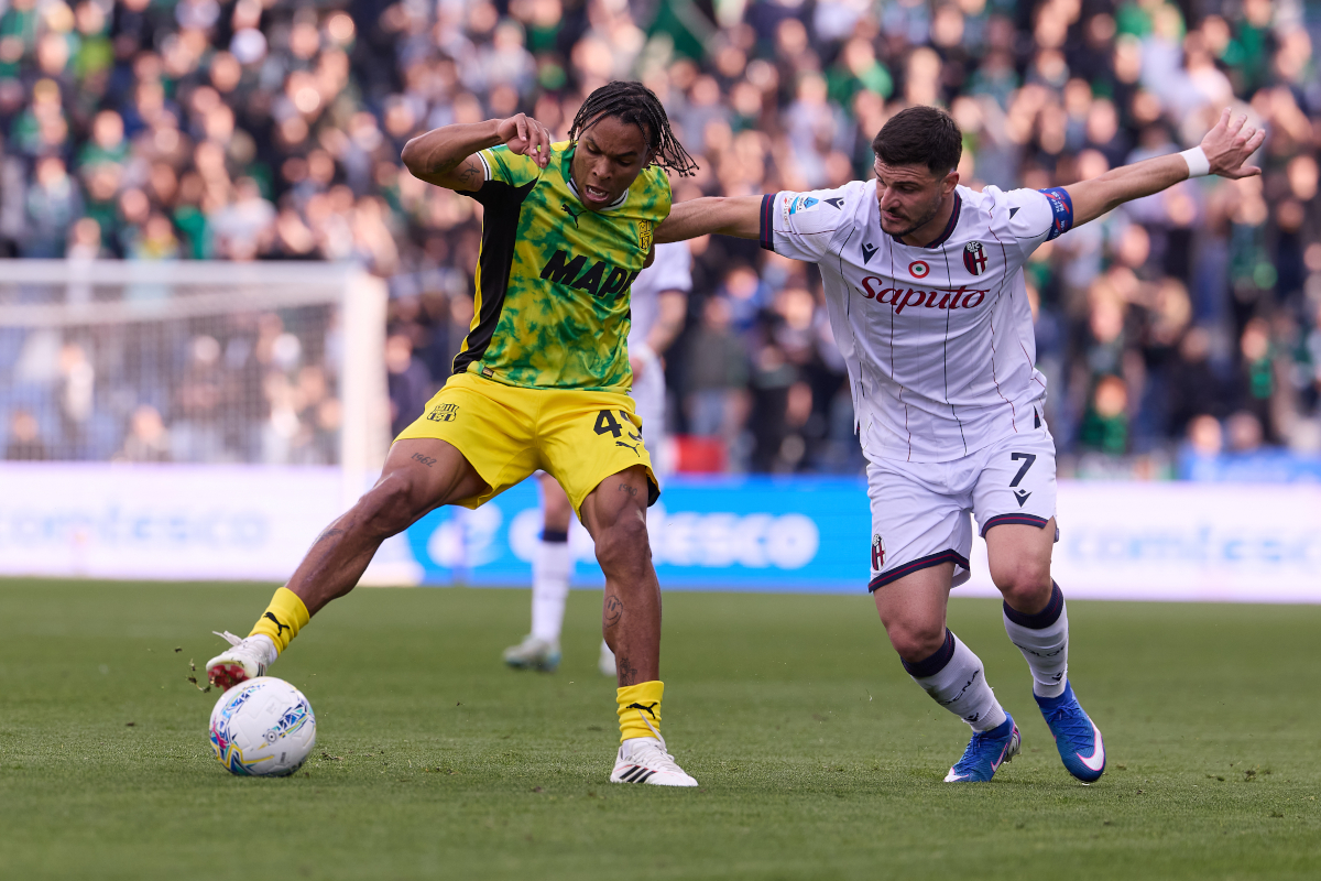 Sassuolo, Itália - 15 de março: Armand Loriente do US Sassuolo compete pela bola com Riccardo Orsolini do Bologna FC durante a partida entre US Sassuolo Calcio e Bologna FC 1909 no Estádio Mapei na Cita del Tricolore em 15 de março, em Itsuolo. (Foto: Emmanuel Ciancaglini/Getty Images)