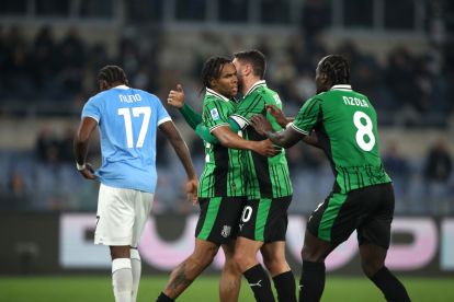 ROME, ITALY - MARCH 09: Armand Lauriente with his teammates of US Sassuolo Calcio celebrates after scoring the team's first goal during Serie A match between SS Lazio and US Sassuolo Calcio at Stadio Olimpico on March 09, 2026 in Rome, Italy. (Photo by Paolo Bruno/Getty Images)