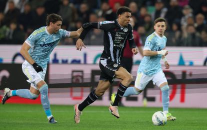 UDINE, ITALY - MARCH 14: Arthur Atta of Udinese and Manuel Locatelli of Juventus in action during the Serie A match between Udinese Calcio and Juventus FC at Stadio Friuli on March 14, 2026 in Udine, Italy. (Photo by Timothy Rogers/Getty Images)